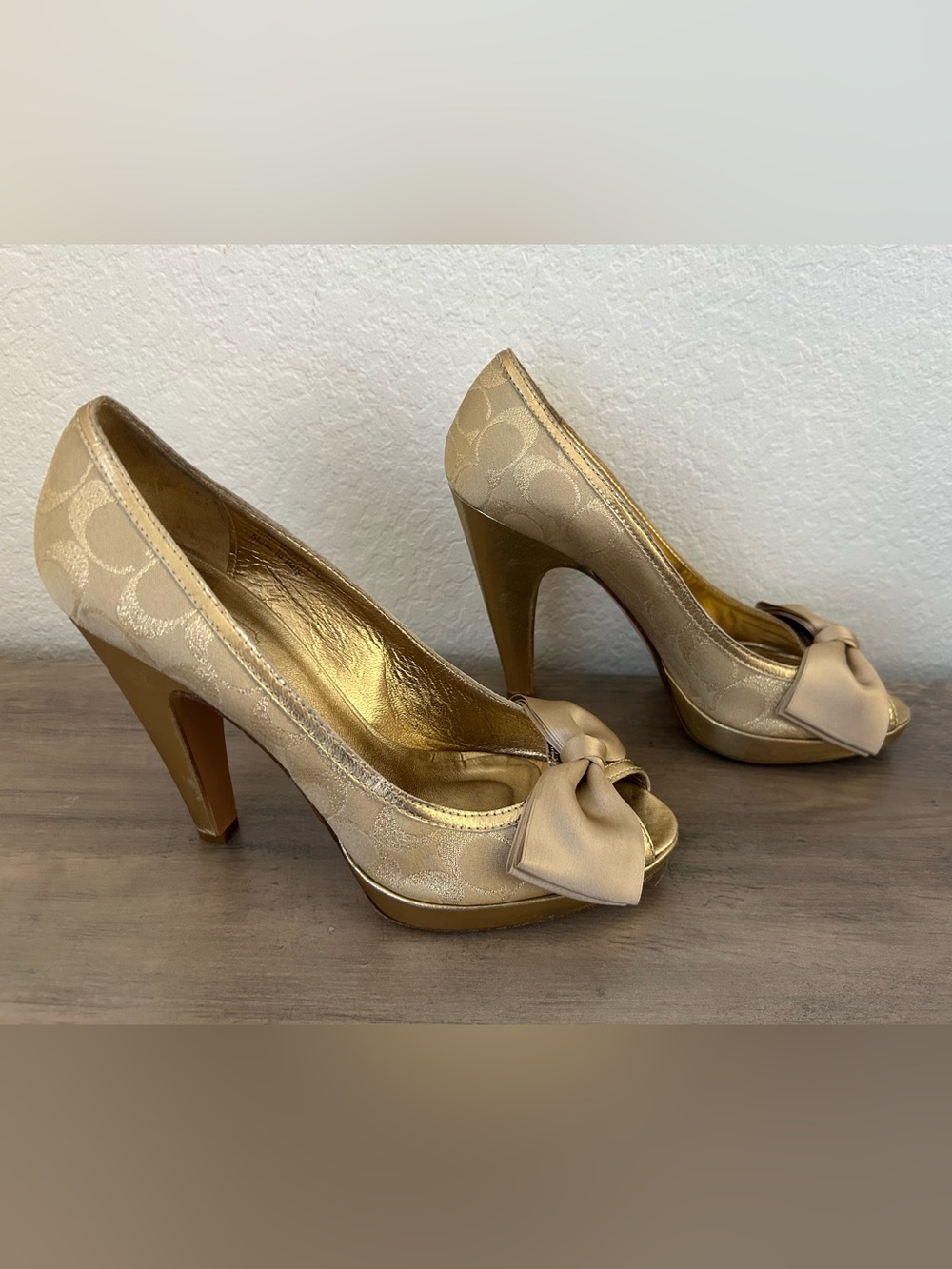 Coach Q264c Daisey Gold Platform Heels w/ Satin Bow Peep Toe Pumps 10 B Jacquard